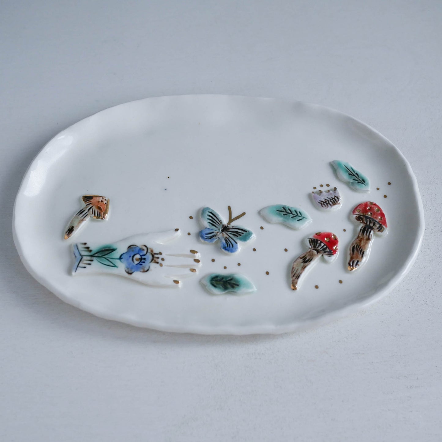 Plate * Hand to mushroom