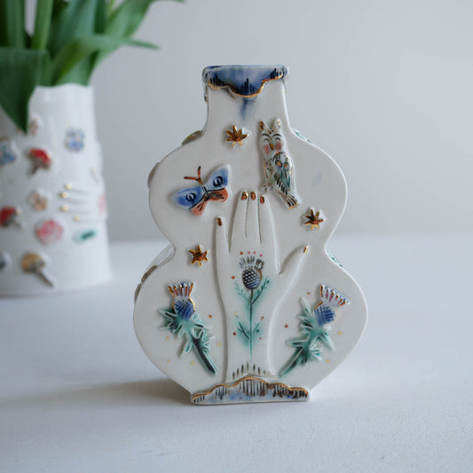 Curve vase * Hand with thistle/ fox and clovers