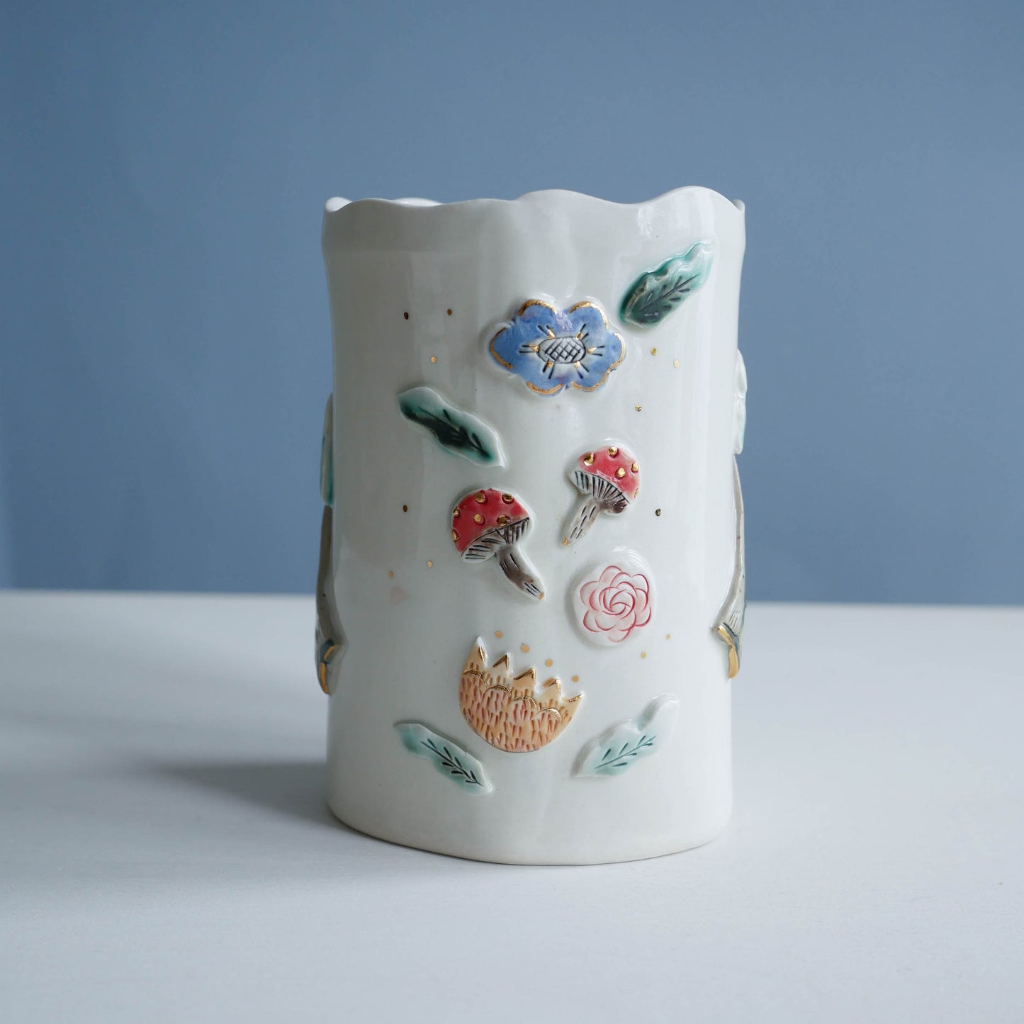 Vase * Hands with flowers & mushroom