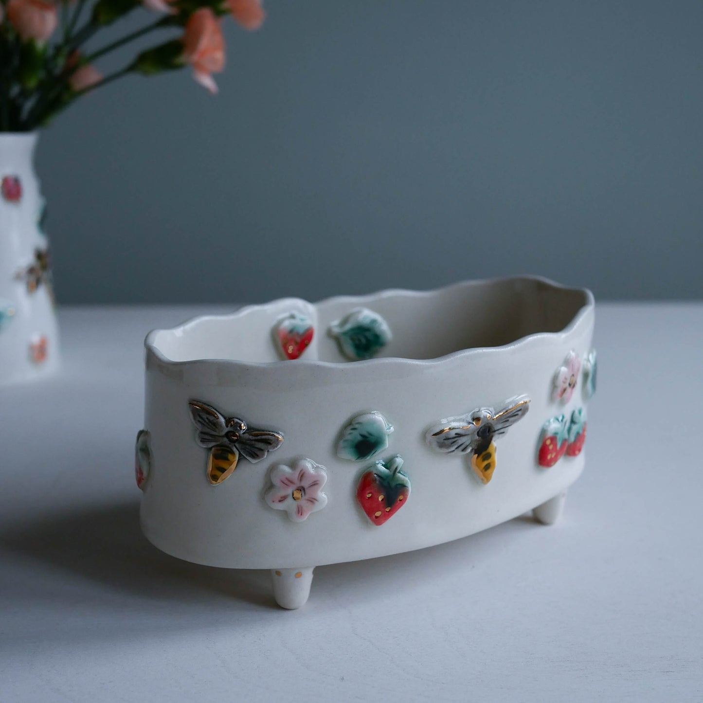 Planter * Strawberries with 2 Bees